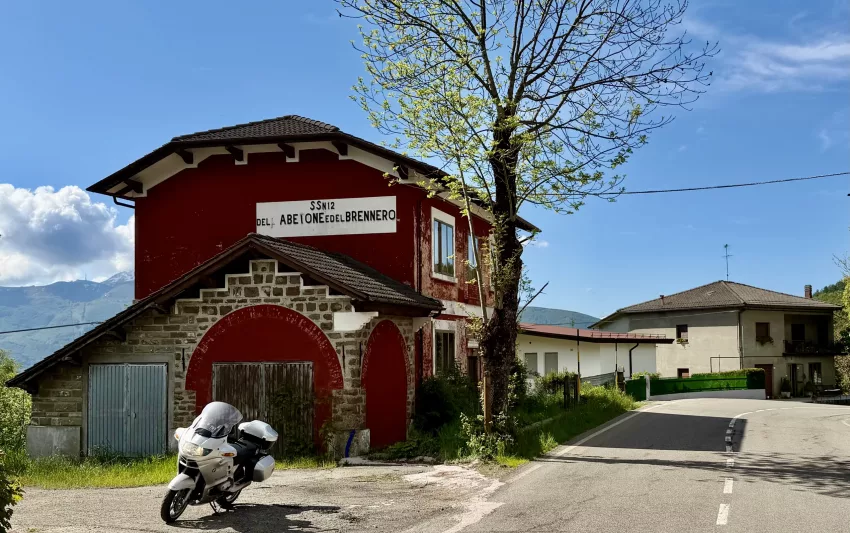BMW R1150 RT on the SS12, Italy